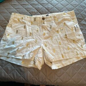 Old Navy White Gold Pineapple Shorts Size 10 NWT 3.5” Inseam